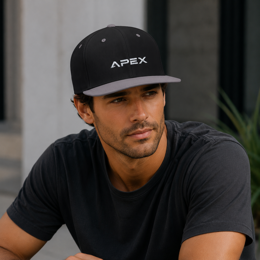 Gorra Snapback Apex Bordada de Visera Plana — Gorra Urbana Negra con Estilo