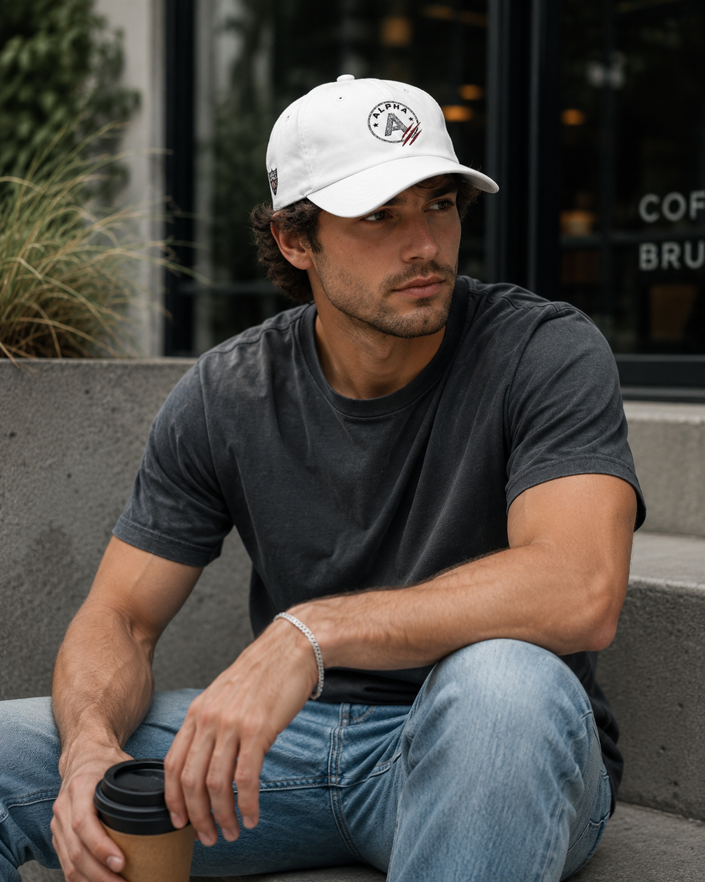Alpha Dad Cap — Distressed „Alpha“-Emblem mit Krallenspuren