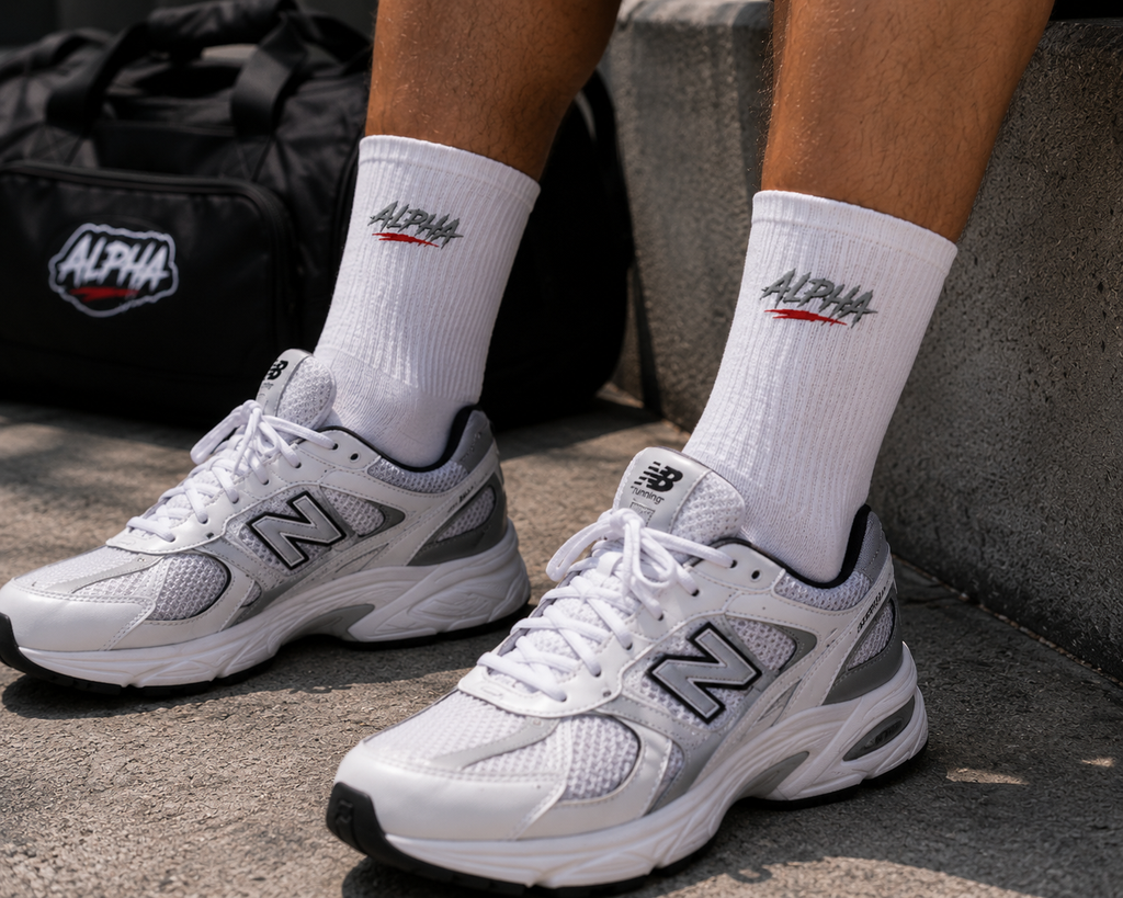 Weiße wadenlange Socken mit kleinem „Nina“-Schriftzug – legere Alltagssocken