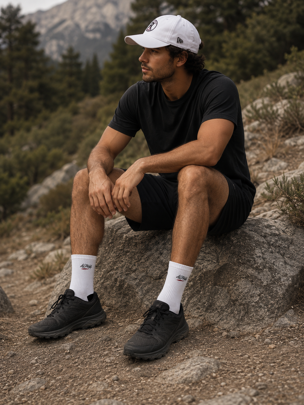 Weiße wadenlange Socken mit kleinem „Nina“-Schriftzug – legere Alltagssocken